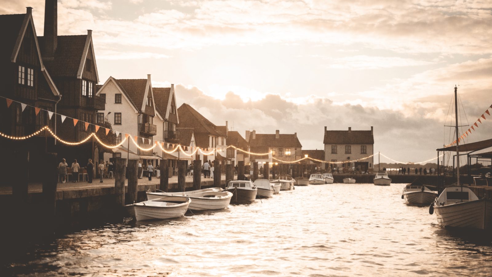 Festlich beleuchteter Hafen bei den Husumer Hafentagen