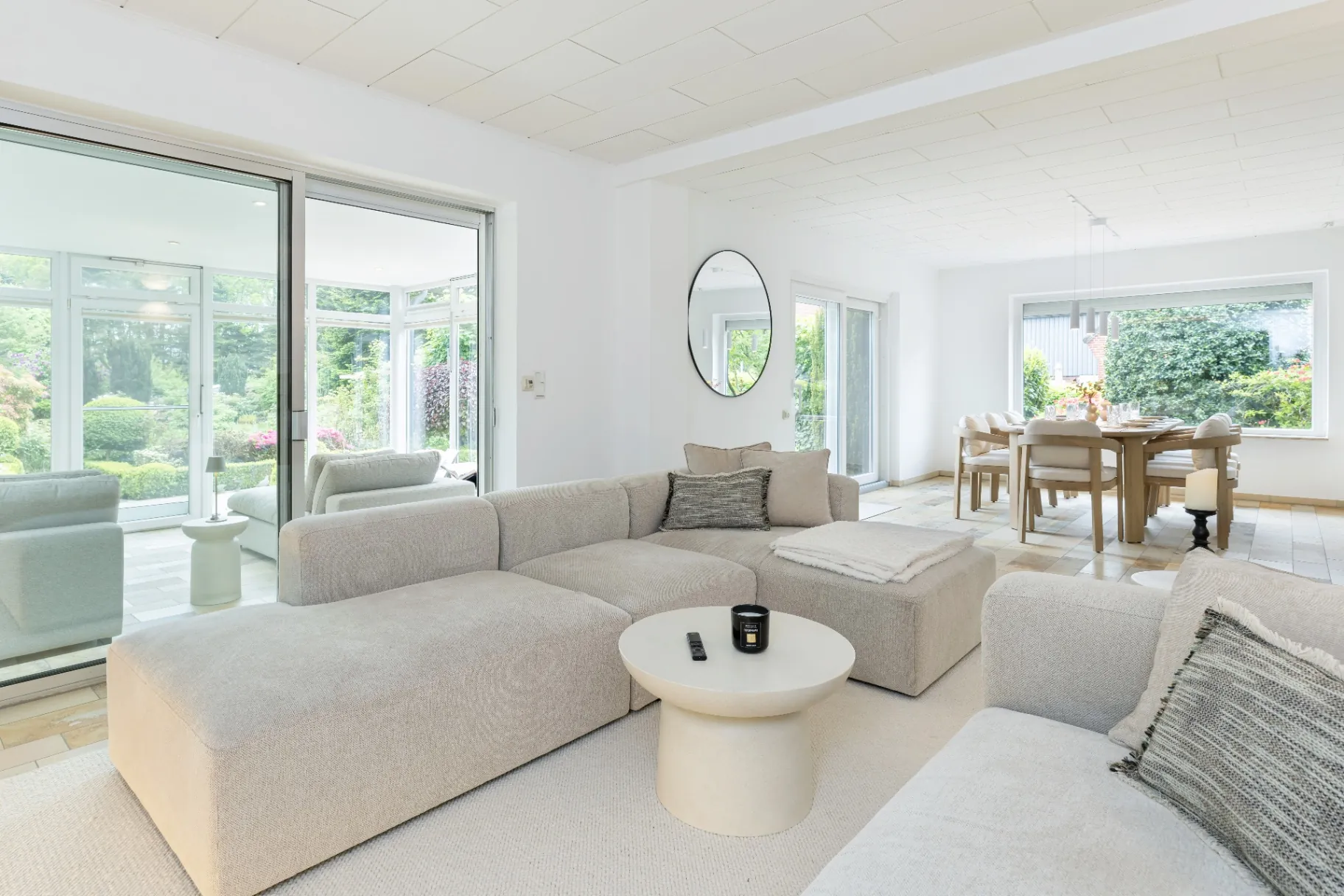 Offener Wohn- und Essbereich mit bodentiefen Fenstern und Gartenblick im Ferienhaus an der Nordsee