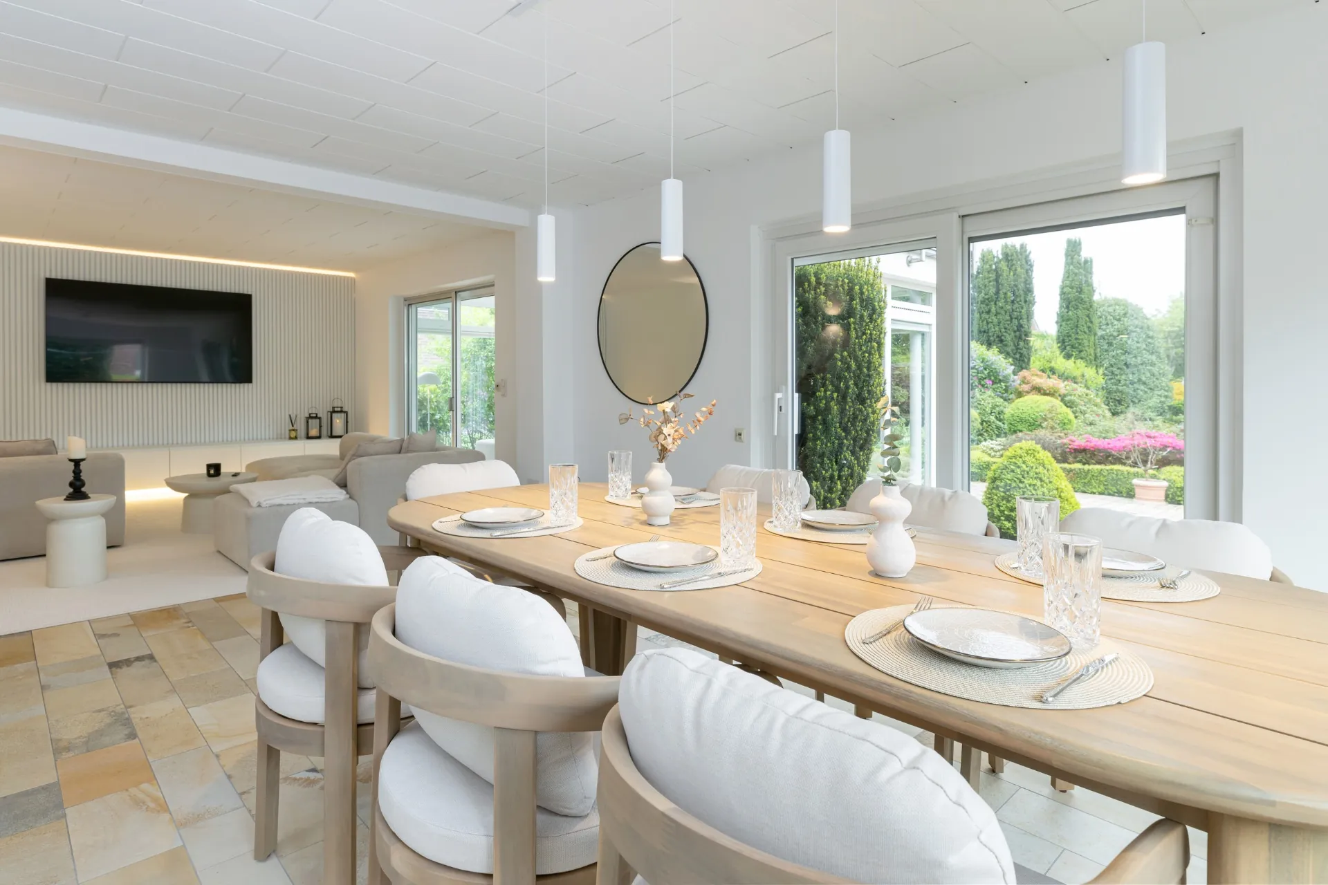 Offener Wohn- und Essbereich mit Blick in den Garten im Ferienhaus an der Nordsee