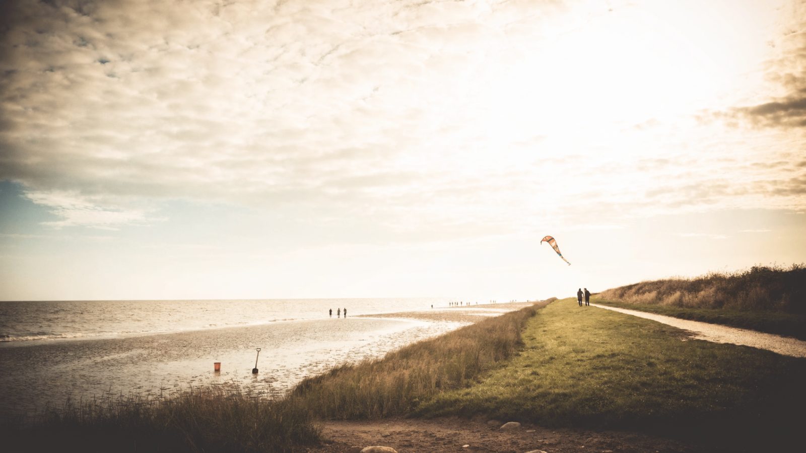 Familie an der Nordsee, Drachen über dem Deich