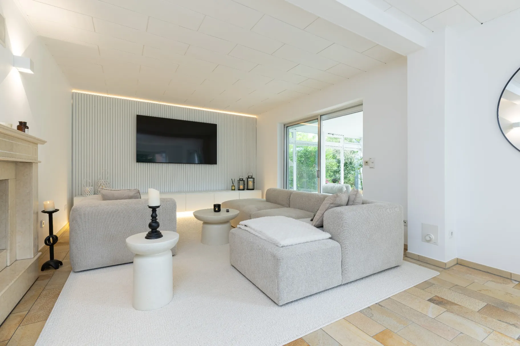 Gemütliche TV-Lounge mit Designer-Sofa und indirekter Beleuchtung im Ferienhaus Smukke bei Husum
